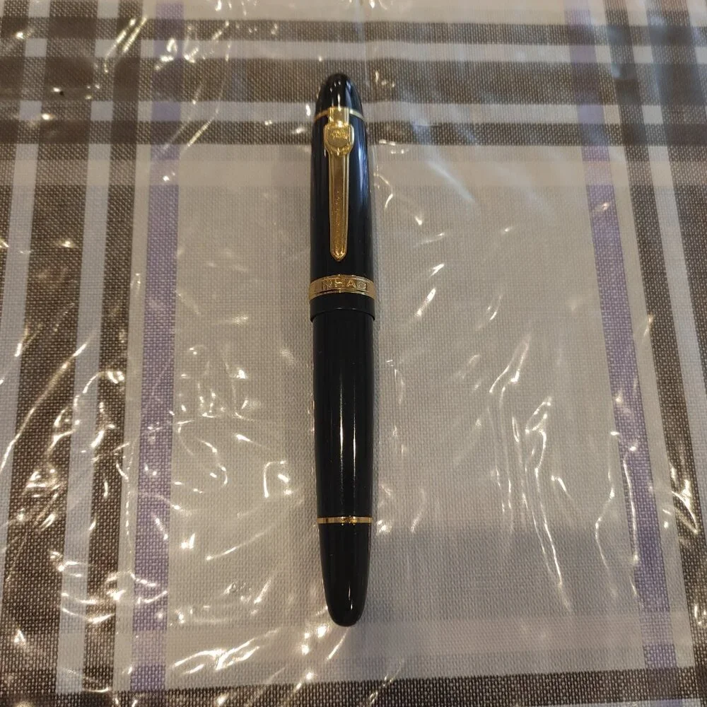 Fountain Pen color: Black and Gold